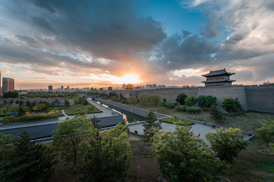 山西大同复古城墙黄昏景观