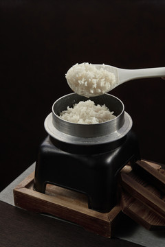 山泉水蒸米饭