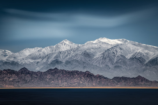 小柴旦湖的雪山