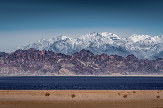 小柴旦湖的雪山