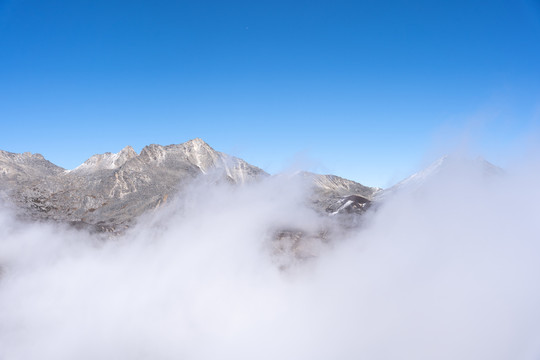 川西折多山云海雪山