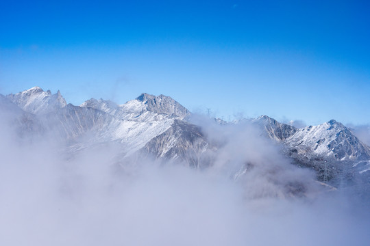 川西折多山云海雪山