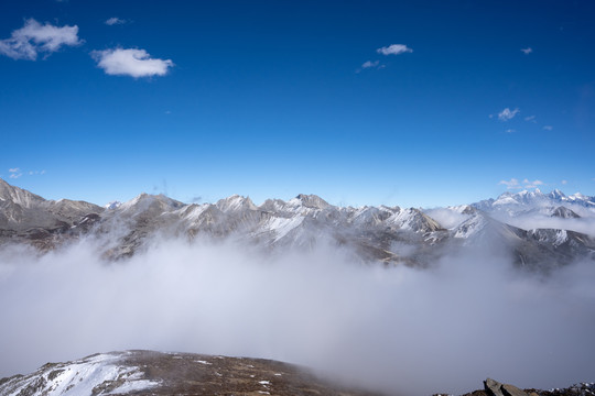 川西折多山云海雪山