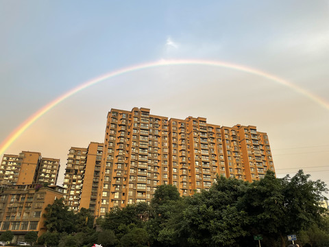 城市上空彩虹