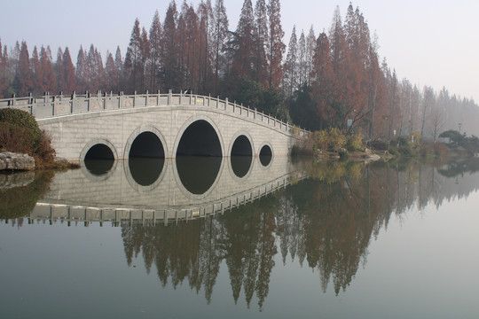 桥与湖面