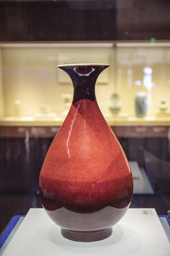 乾隆款霁红瓷瓶