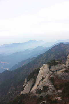 连绵起伏群山