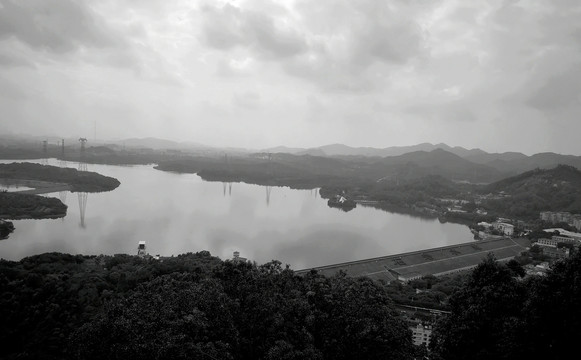 石岩水库黑白照