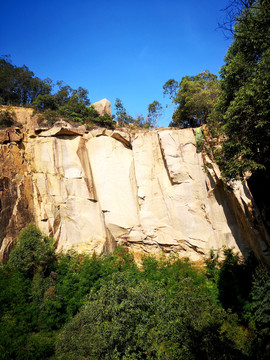 陡峭岩石