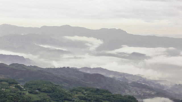 云雾缭绕山脉自然风光