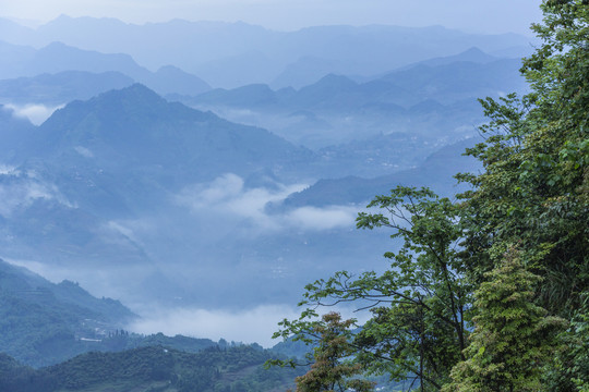 云雾缭绕山脉自然风光