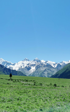 夏塔上的雪山