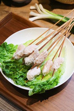 在木托盘上的虾饺