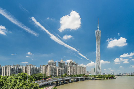 广州塔与珠江列车