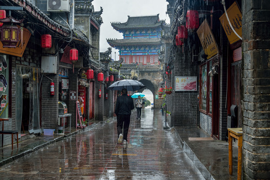 雨中的石泉古城