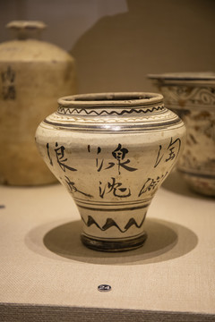 白釉黑花文字瓷罐