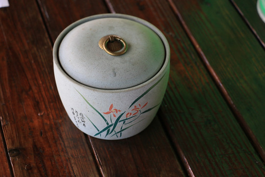 桌子上古朴的茶叶罐