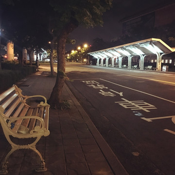 夜晚的长椅街景