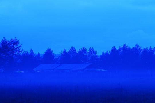 夜雾迷漫的山里人家农舍
