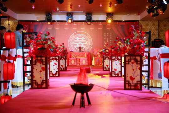 红色新中式婚礼现场