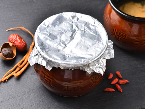 红枣桂圆肉饼瓦罐汤