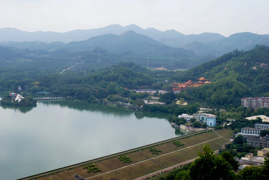 大雁山上俯视石岩水库