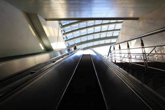 地铁进出站自动扶梯