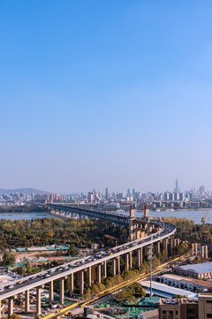 夕阳下的中国南京长江大桥