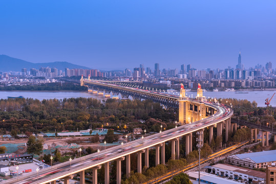 中国南京长江大桥城市建筑夜景