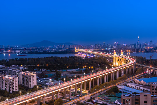 中国南京长江大桥城市建筑夜景