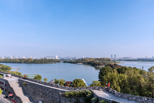 中国南京玄武湖公园和明城墙