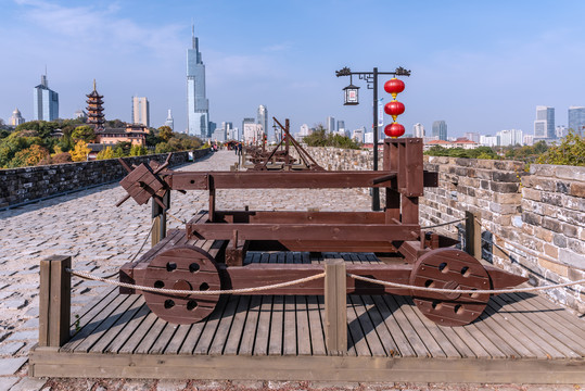 中国南京明城墙上的古代兵器弩车