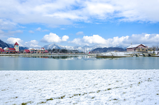 成都大邑西岭雪山结冰湖面