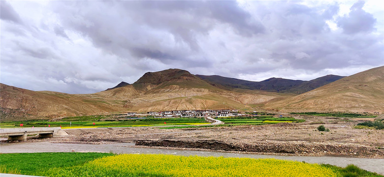 藏区村庄