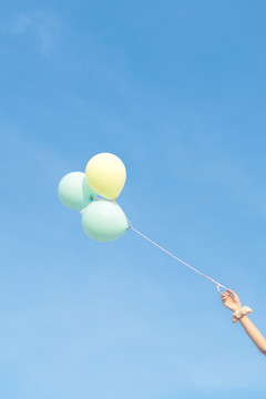 蓝天白云下的彩色气球