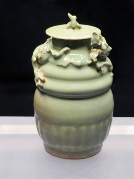 南宋龙泉窑粉青釉堆塑蟠龙瓷瓶