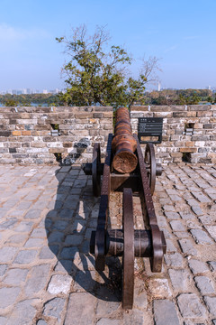 中国南京明城墙上的竹节炮