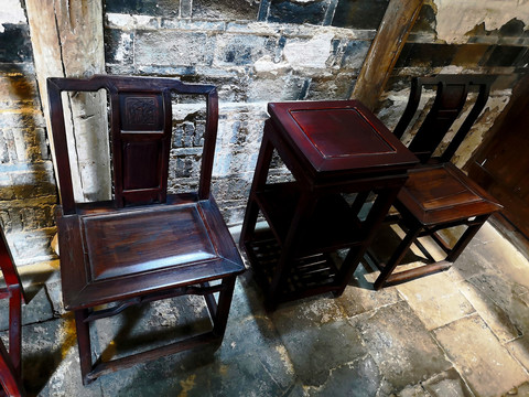 古老实木家具