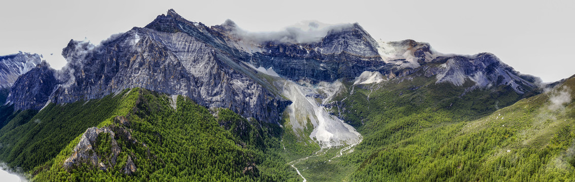 宽幅亚丁央迈勇神山风光全景图