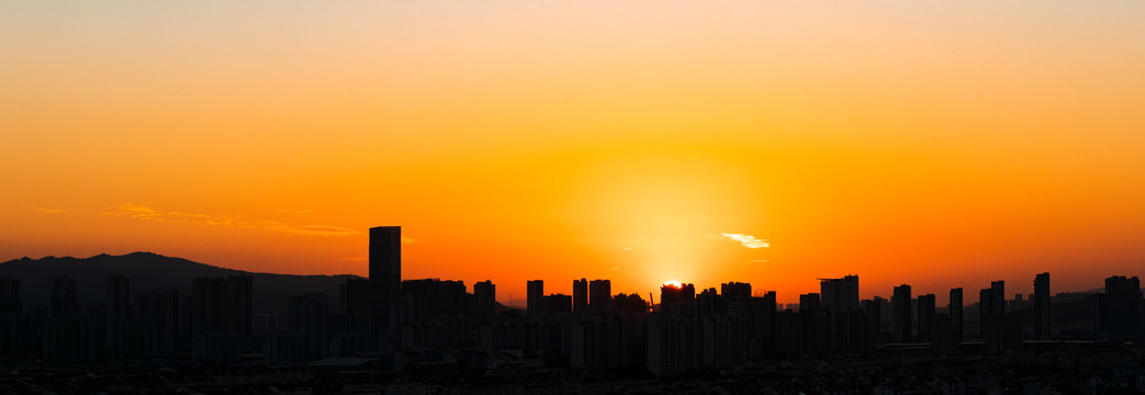 城市落日剪影全景