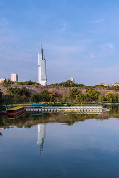 秋天中国南京玄武湖和城市建筑