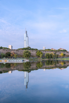 秋天中国南京玄武湖和城市建筑