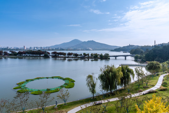 远眺中国南京玄武湖和钟山