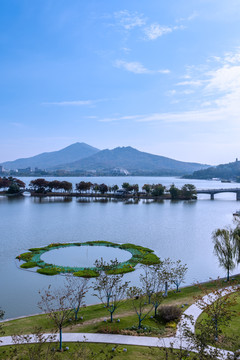 远眺中国南京玄武湖和钟山