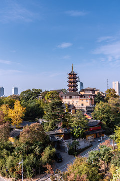 中国南京明城墙和鸡鸣寺药师佛塔