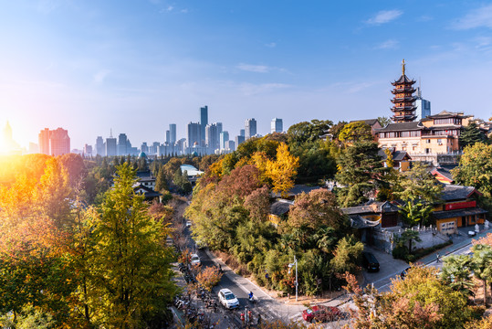 中国南京明城墙和鸡鸣寺药师佛塔