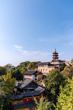 中国南京明城墙和鸡鸣寺药师佛塔