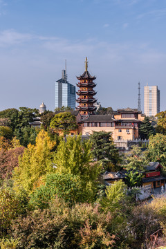 中国南京明城墙和鸡鸣寺药师佛塔