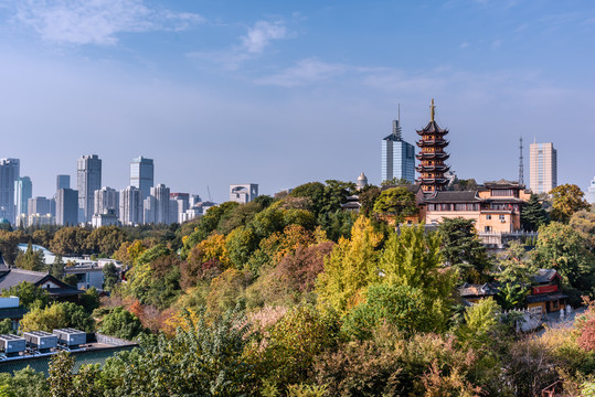 中国南京明城墙和鸡鸣寺药师佛塔