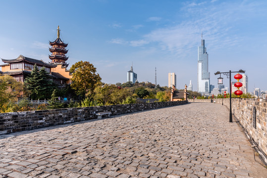 中国南京明城墙鸡鸣寺和高楼大厦